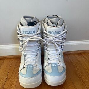 ThirtyTwo Women's snowboard Boots - White and Blue
